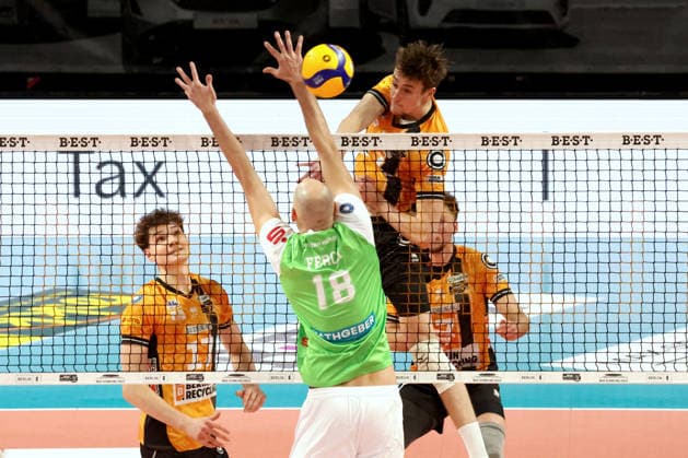 DEU, DVV, 1 VBL, BR Volleys vs TSV Hachingen Muenchen, 13 12 2025, Max Schmeling Halle, Berlin, DEU, DVV, 1 VBL, BR Volleys vs TSV Hachingen Muenchen, in the picture Jelle Bosma BR Volleys 11 , Arthur Wehner BR Volleys 17 , Iven Fietje Ferch Haching Muenchen 18 nordphotoxGmbHx xEngler nph00076