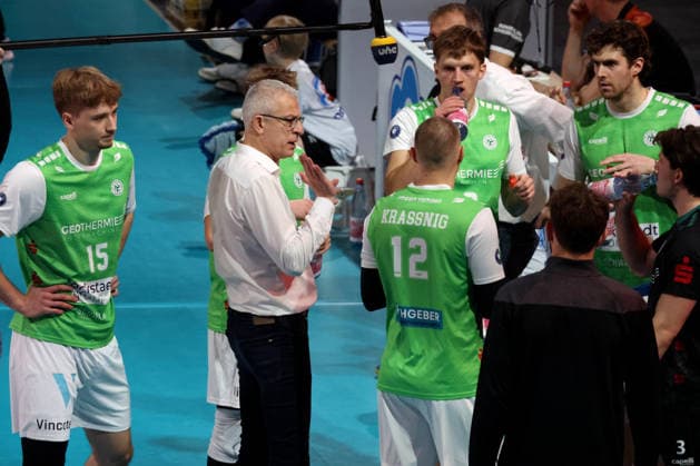 DEU, DVV, 1 VBL, BR Volleys vs TSV Hachingen Muenchen, 13 12 2025, Max Schmeling Halle, Berlin, DEU, DVV, 1 VBL, BR Volleys vs TSV Hachingen Muenchen, in the picture Haedcoach Mircea Dudas Haching Muenchen , Hachinger Spielerkreis nordphotoxGmbHx xEngler nph00076