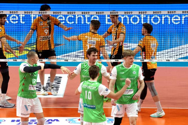 DEU, DVV, 1 VBL, BR Volleys vs TSV Hachingen Muenchen, 13 12 2025, Max Schmeling Halle, Berlin, DEU, DVV, 1 VBL, BR Volleys vs TSV Hachingen Muenchen, in the picture BR Volleys players circle, Hachingen players circle nordphotoxGmbHx xEngler nph00076