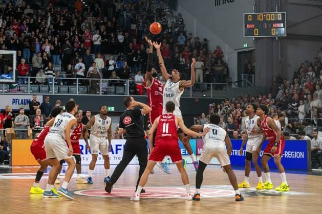Brose Arena, Bamberg Baskets vs. MLP Academics Heidelberg Germany ,Bamberg, Brose Arena - 13 Dec 2025 - Basketball, Basketball Bundesliga - Bamberg Baskets vs. MLP Academics Heidelberg Image: (fLTR) Ejiofor Onu (Bamberg Baskets) against Niklas Würzner (MLP Academics Heidelberg) at tip-off. Bamberg Brose Arena Bayern Germany Copyright: xPresseFotoxEvans xRyanxEvansx