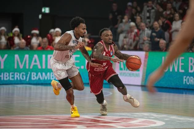 Brose Arena, Bamberg Baskets vs. MLP Academics Heidelberg Germany ,Bamberg, Brose Arena - 13 Dec 2025 - Basketball, Basketball Bundesliga - Bamberg Baskets vs. MLP Academics Heidelberg Image: (fLTR) Michael Weathers (MLP Academics Heidelberg), Cobe Williams (Bamberg Baskets) Bamberg Brose Arena Bayern Germany Copyright: xPresseFotoxEvans xRyanxEvansx