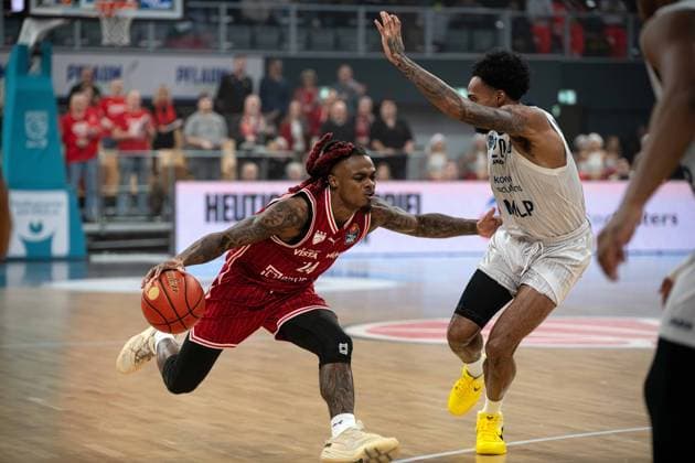 Brose Arena, Bamberg Baskets vs. MLP Academics Heidelberg Germany ,Bamberg, Brose Arena - 13 Dec 2025 - Basketball, Basketball Bundesliga - Bamberg Baskets vs. MLP Academics Heidelberg Image: (fLTR) Cobe Williams (Bamberg Baskets), Michael Weathers (MLP Academics Heidelberg) Bamberg Brose Arena Bayern Germany Copyright: xPresseFotoxEvans xRyanxEvansx