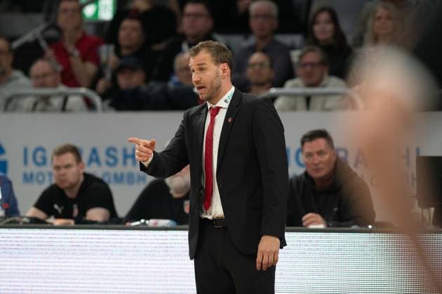 Brose Arena, Bamberg Baskets vs. MLP Academics Heidelberg Germany ,Bamberg, Brose Arena - 13 Dec 2025 - Basketball, Basketball Bundesliga - Bamberg Baskets vs. MLP Academics Heidelberg Image: Head Coach Anton Gavel (Bamberg Baskets) in the coaching zone. Bamberg Brose Arena Bayern Germany Copyright: xPresseFotoxEvans xRyanxEvansx
