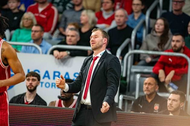 Brose Arena, Bamberg Baskets vs. MLP Academics Heidelberg Germany ,Bamberg, Brose Arena - 13 Dec 2025 - Basketball, Basketball Bundesliga - Bamberg Baskets vs. MLP Academics Heidelberg Image: Head Coach Anton Gavel (Bamberg Baskets) in the coaching zone. Bamberg Brose Arena Bayern Germany Copyright: xPresseFotoxEvans xRyanxEvansx