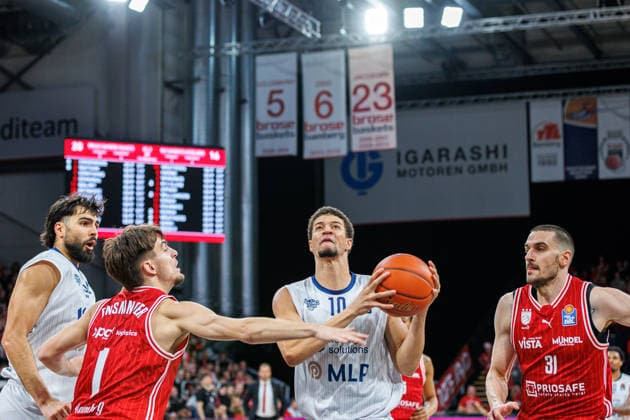 Zachary Ensminger BMA365 Bamberg Baskets, 01 , Samuell Williamson MLP Academics Heidelberg, 10 , Daniel Keppeler BMA365 Bamberg Baskets, 31 , BMA365 Bamberg Baskets vs MLP Academics Heidelberg, Basketball, easyCredit BBL, Matchday 10, 13 12 2025 BMA365 Bamberg Baskets vs MLP Academics Heidelberg, Basketball, easyCredit BBL, Matchday 10, 13 12 2025 Bamberg Copyright: xEibner-Pressefoto G.xSantemizx EP_EER