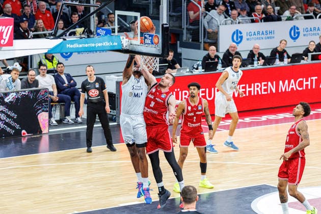 Osun Osunniyi MLP Academics Heidelberg, 12 , Daniel Keppeler BMA365 Bamberg Baskets, 31 , BMA365 Bamberg Baskets vs MLP Academics Heidelberg, Basketball, easyCredit BBL, Matchday 10, 13 12 2025 BMA365 Bamberg Baskets vs MLP Academics Heidelberg, Basketball, easyCredit BBL, Matchday 10, 13 12 2025 Bamberg Copyright: xEibner-Pressefoto G.xSantemizx EP_EER