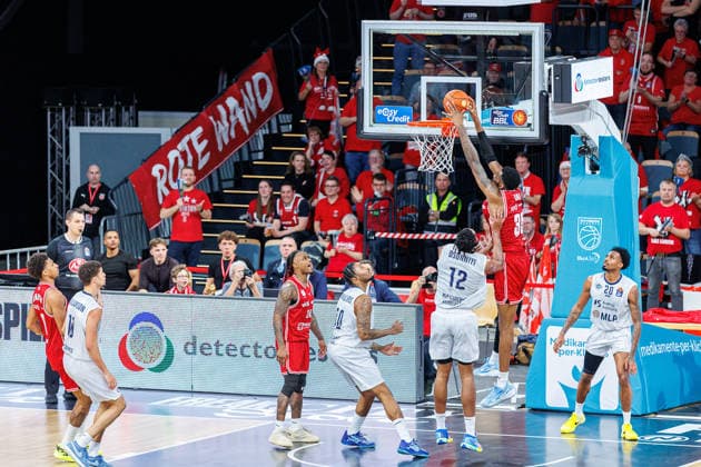Osun Osunniyi MLP Academics Heidelberg, 12 , Ejiofor Onu BMA365 Bamberg Baskets, 35 , BMA365 Bamberg Baskets vs MLP Academics Heidelberg, Basketball, easyCredit BBL, Matchday 10, 13 12 2025 BMA365 Bamberg Baskets vs MLP Academics Heidelberg, Basketball, easyCredit BBL, Matchday 10, 13 12 2025 Bamberg Copyright: xEibner-Pressefoto G.xSantemizx EP_EER