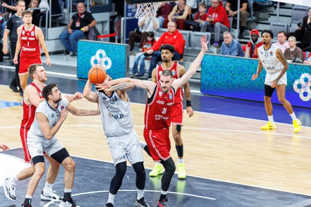 Mateo Seric MLP Academics Heidelberg, 21 , Marcel Kessen MLP Academics Heidelberg, 15 , Daniel Keppeler BMA365 Bamberg Baskets, 31 , BMA365 Bamberg Baskets vs MLP Academics Heidelberg, Basketball, easyCredit BBL, Matchday 10, 13 12 2025 BMA365 Bamberg Baskets vs MLP Academics Heidelberg, Basketball, easyCredit BBL, Matchday 10, 13 12 2025 Bamberg Copyright: xEibner-Pressefoto G.xSantemizx EP_EER