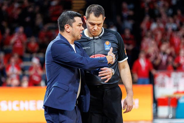Danny Jansson MLP Academics Heidelberg, Coach , Carsten Straube Referee , BMA365 Bamberg Baskets vs MLP Academics Heidelberg, Basketball, easyCredit BBL, Matchday 10, 13 12 2025 BMA365 Bamberg Baskets vs MLP Academics Heidelberg, Basketball, easyCredit BBL, Matchday 10, 13 12 2025 Bamberg Copyright: xEibner-Pressefoto G.xSantemizx EP_EER