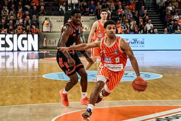 easyCredit BBL Ratiopharm Ulm against Rasta Vechta, Ratiopharm Arena Ulm 13 12 2025 Mark Smith ratiopharm Ulm, 13 followed by Tj Bamba Rasta Vechta, 5 Ulm 13 12 2025 10 Matchday easyCredit BBL, Ratiopharm Ulm against Rasta Vechta, Ratiopharm Arena Ulm Copyright: xBEAUTIFULxSPORTS Märklx