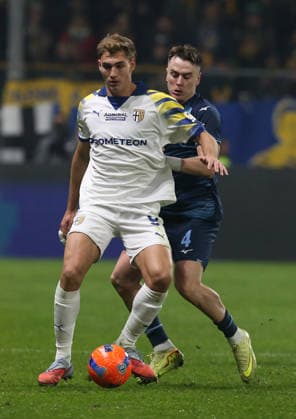 Parma™s Mateo Pellegrino fight for the ball with Lazio™s Patricio Gabarron Gil during the Serie A soccer match between Parma and Lazio at the Ennio Tardini in Parma - Saturday , December 13, 2025. - Soccer .  Copyright: xGiannixSantandrea LaPressex