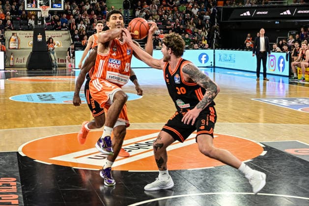 easyCredit BBL Ratiopharm Ulm against Rasta Vechta, Ratiopharm Arena Ulm 13 12 2025 Mark Smith ratiopharm Ulm, 13 is fouled by Booker Coplin Rasta Vechta, 30 Ulm 13 12 2025 10 Matchday easyCredit BBL, Ratiopharm Ulm against Rasta Vechta, Ratiopharm Arena Ulm Copyright: xBEAUTIFULxSPORTS Märklx