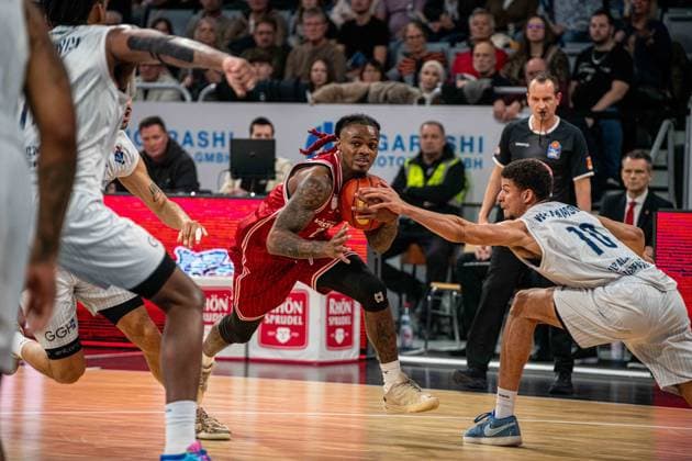 Brose Arena, Bamberg Baskets vs. MLP Academics Heidelberg Germany ,Bamberg, Brose Arena - 13 Dec 2025 - Basketball, Basketball Bundesliga - Bamberg Baskets vs. MLP Academics Heidelberg Image: (fLTR) Cobe Williams (Bamberg Baskets), Samuell Williamson (MLP Academics Heidelberg) Bamberg Brose Arena Bayern Germany Copyright: xPresseFotoxEvans xRyanxEvansx