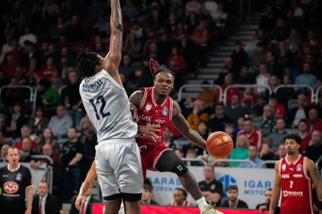 Brose Arena, Bamberg Baskets vs. MLP Academics Heidelberg Germany ,Bamberg, Brose Arena - 13 Dec 2025 - Basketball, Basketball Bundesliga - Bamberg Baskets vs. MLP Academics Heidelberg Image: (fLTR) Osun Osunniyi (MLP Academics Heidelberg), Cobe Williams (Bamberg Baskets) Bamberg Brose Arena Bayern Germany Copyright: xPresseFotoxEvans xRyanxEvansx