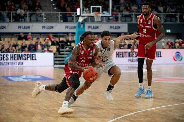Brose Arena, Bamberg Baskets vs. MLP Academics Heidelberg Germany ,Bamberg, Brose Arena - 13 Dec 2025 - Basketball, Basketball Bundesliga - Bamberg Baskets vs. MLP Academics Heidelberg Image: (fLTR) Cobe Williams (Bamberg Baskets), Niklas Würzner (MLP Academics Heidelberg) Bamberg Brose Arena Bayern Germany Copyright: xPresseFotoxEvans xRyanxEvansx