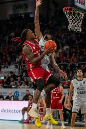 Brose Arena, Bamberg Baskets vs. MLP Academics Heidelberg Germany ,Bamberg, Brose Arena - 13 Dec 2025 - Basketball, Basketball Bundesliga - Bamberg Baskets vs. MLP Academics Heidelberg Image: (fLTR) Cobe Williams (Bamberg Baskets), Marcel Keßen (MLP Academics Heidelberg) Bamberg Brose Arena Bayern Germany Copyright: xPresseFotoxEvans xRyanxEvansx
