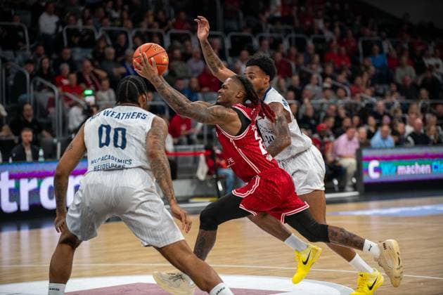 Brose Arena, Bamberg Baskets vs. MLP Academics Heidelberg Germany ,Bamberg, Brose Arena - 13 Dec 2025 - Basketball, Basketball Bundesliga - Bamberg Baskets vs. MLP Academics Heidelberg Image: Cobe Williams (Bamberg Baskets) driving the basket on two Heidelberg defenders. Bamberg Brose Arena Bayern Germany Copyright: xPresseFotoxEvans xRyanxEvansx