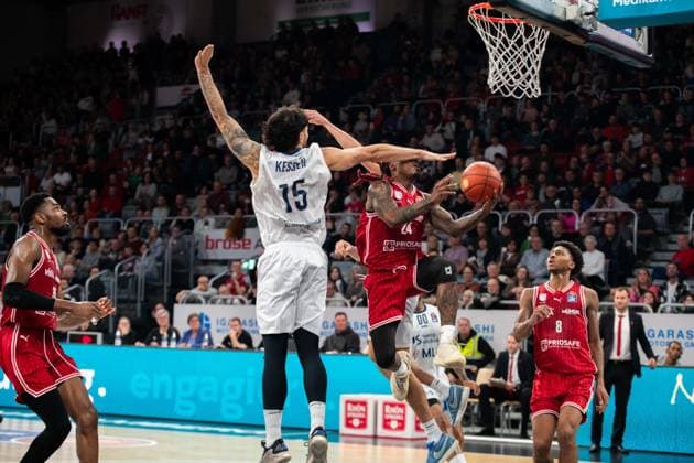 Brose Arena, Bamberg Baskets vs. MLP Academics Heidelberg Germany ,Bamberg, Brose Arena - 13 Dec 2025 - Basketball, Basketball Bundesliga - Bamberg Baskets vs. MLP Academics Heidelberg Image: (fLTR) Marcel Keßen (MLP Academics Heidelberg) fouling Cobe Williams (Bamberg Baskets) as he jumps for the lay-up also making the point. Bamberg Brose Arena Bayern Germany Copyright: xPresseFotoxEvans xRyanxEvansx
