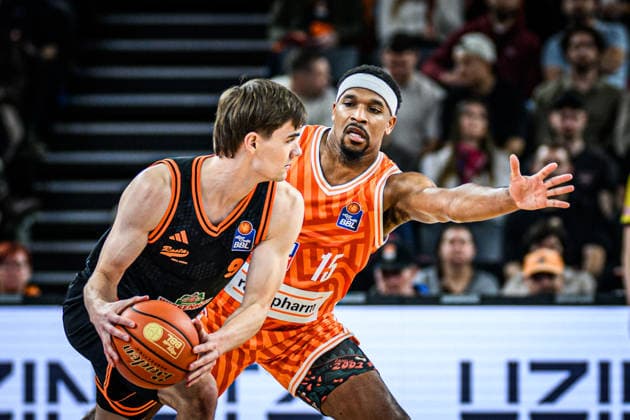 Neu Ulm, Germany, 13 12 25 Joschka Ferner Rasta Vechta andJustin Simon ratiopharm ulm battle for the ball during the Basketball Bundesliga match between ratiopharm ulm vs Rasta Vechta at the ratiopharm Arena on December 13, 2025 in Neu Ulm, Germany Photo by Harry Langer DeFodi Images ratiopharm Arena, Germany, 13 12 25 Joschka Ferner Rasta Vechta undJustin Simon ratiopharm ulm battle for the ball during the Basketball Bundesliga match between ratiopharm ulm vs Rasta Vechta at Neu Ulm on December 13, 2025 in ratiopharm Arena, Germany Photo by Harry Langer DeFodi Images Photo by Harry Langer DeFodi Images