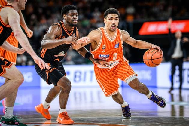 Neu Ulm, Germany, 13 12 25 TJ Bamba Rasta Vechta and Mark Smith ratiopharm ulm battle for the ball during the Basketball Bundesliga match between ratiopharm ulm vs Rasta Vechta at ratiopharm Arena on December 13, 2025 in Neu Ulm, Germany Photo by Harry Langer DeFodi Images ratiopharm Arena, Germany, 13 12 25 TJ Bamba Rasta Vechta and Mark Smith ratiopharm ulm battle for the ball during the Basketball Bundesliga match between ratiopharm ulm vs Rasta Vechta at Neu Ulm on December 13, 2025 in ratiopharm Arena, Germany Photo by Harry Langer DeFodi Images Photo by Harry Langer DeFodi Images