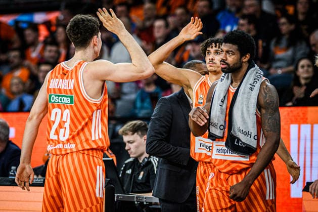 Neu Ulm, Germany, 13 12 25 Diego Garavaglia ratiopharm ulm , Alec Anigbata ratiopharm ulm and Malik Osborne ratiopharm ulm gestures, gestures during the Basketball Bundesliga match between ratiopharm ulm vs Rasta Vechta at the ratiopharm Arena on December 13, 2025 in Neu Ulm, Germany Photo by Harry Langer DeFodi Images ratiopharm Arena, Germany, 13 12 25 Diego Garavaglia ratiopharm ulm , Alec Anigbata ratiopharm ulm and Malik Osborne ratiopharm ulm gestures during the Basketball Bundesliga match between ratiopharm ulm vs Rasta Vechta at Neu Ulm on December 13, 2025 in ratiopharm Arena, Germany Photo by Harry Langer DeFodi Images Photo by Harry Langer DeFodi Images