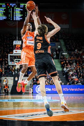 Neu Ulm, Germany, 13 12 25 Justin Simon ratiopharm ulm and Joschka Ferner Rasta Vechta battle for the ball during the Basketball Bundesliga match between ratiopharm ulm vs Rasta Vechta at the ratiopharm Arena on December 13, 2025 in Neu Ulm, Germany Photo by Harry Langer DeFodi Images ratiopharm Arena, Germany, 13 12 25 Justin Simon ratiopharm ulm and Joschka Ferner Rasta Vechta battle for the ball during the Basketball Bundesliga match between ratiopharm ulm vs Rasta Vechta at Neu Ulm on December 13, 2025 in ratiopharm Arena, Germany Photo by Harry Langer DeFodi Images Photo by Harry Langer DeFodi Images