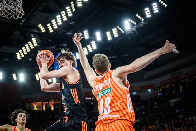 Neu Ulm, Germany, 13 12 25 Joschka Ferner Rasta Vechta and Mark Smith ratiopharm ulm battle for the ball during the Basketball Bundesliga match between ratiopharm ulm vs Rasta Vechta at the ratiopharm Arena on December 13, 2025 in Neu Ulm, Germany Photo by Harry Langer DeFodi Images ratiopharm Arena, Germany, 13 12 25 Joschka Ferner Rasta Vechta and Mark Smith ratiopharm ulm battle for the ball during the Basketball Bundesliga match between ratiopharm ulm vs Rasta Vechta at Neu Ulm on December 13, 2025 in ratiopharm Arena, Germany Photo by Harry Langer DeFodi Images Photo by Harry Langer DeFodi Images