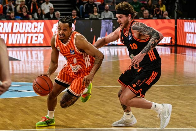 easyCredit BBL Ratiopharm Ulm against Rasta Vechta, Ratiopharm Arena Ulm 13 12 2025 Nelson Weidemann ratiopharm Ulm, 0 against Tevin Brown Rasta Vechta, 10 Ulm 13 12 2025 10 Matchday easyCredit BBL, Ratiopharm Ulm against Rasta Vechta, Ratiopharm Arena Ulm Copyright: xBEAUTIFULxSPORTS Märklx