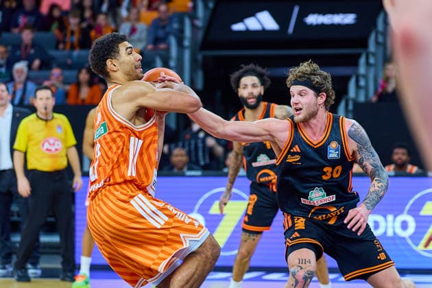 duel, duel between Mark Smith ratiopharm ulm, 13 and Booker Colpin RASTA Vechta, 30 GER, ratiopharm ulm vs RASTA Vechta, Basketball, Matchday 10, EasyCredit Bundesliga, Season 2025 2026, 13 12 2025 GER, ratiopharm ulm vs RASTA Vechta, Basketball, Matchday 10, EasyCredit Bundesliga, Season 2025 2026, 13 12 2025 Neu Ulm Copyright: xEibner-Pressefoto GeraldxOelze-dexStoppanyx EP_ODS