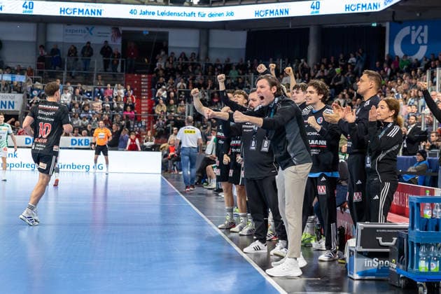 Juebl at Johannes Sellin HC Erlangen, Head Coach and the Erlangen bench, Florian Scheerer HC Erlangen, 10 HC Erlangen vs SC DHfK Leipzig, Handball, 1 Handball Bundesliga, Season 2025 2026, 17 Matchday, 13 12 2025 HC Erlangen vs SC DHfK Leipzig, Handball, 1 Handball Bundesliga, Season 2025 2026, 17 Matchday, 13 12 2025 Nuremberg Copyright: xEibner-Pressefoto ArdanxFuessmanx EP_AFN
