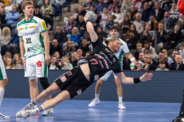 Maciej Gebala HC Erlangen, 77 on throw Franz Semper SC DHfK Leipzig, 32 HC Erlangen vs SC DHfK Leipzig, Handball, 1 Handball Bundesliga, Season 2025 2026, Matchday 17, 13 12 2025 HC Erlangen vs SC DHfK Leipzig, Handball, 1 Handball Bundesliga, Season 2025 2026, Matchday 17, 13 12 2025 Nuremberg Copyright: xEibner-Pressefoto ArdanxFuessmanx EP_AFN