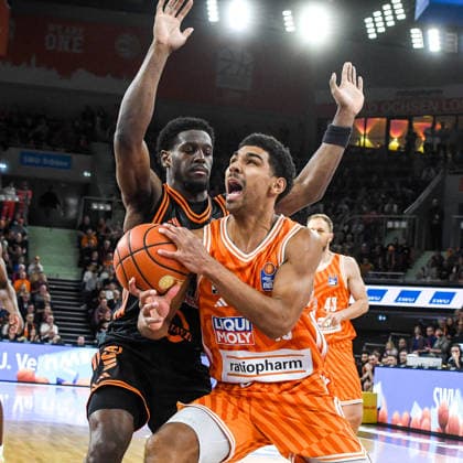 GER, BBL, ratiopharm Ulm vs Rasta Vechta 13 12 2025, ratiopharm arena, Neu Ulm, GER, BBL, ratiopharm Ulm vs Rasta Vechta, pictured TJ Bamba Vechta, 5 , Mark Smith Ulm, 13 nordphotoxGmbHx xHafner nph00200