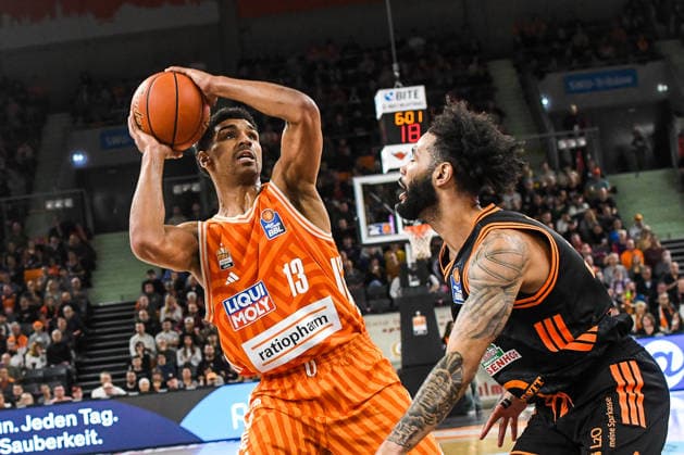 GER, BBL, ratiopharm Ulm vs Rasta Vechta 13 12 2025, ratiopharm arena, Neu Ulm, GER, BBL, ratiopharm Ulm vs Rasta Vechta, pictured Mark Smith Ulm, 13 , Tevin Brown Vechta, 10 nordphotoxGmbHx xHafner nph00200