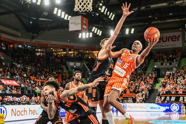 easyCredit BBL Ratiopharm Ulm against Rasta Vechta, Ratiopharm Arena Ulm 13 12 2025 J Simon ratiopharm Ulm, 15 on throw against Lars Thiemann Rasta Vechta, 21 Ulm 13 12 2025 10 Matchday easyCredit BBL, Ratiopharm Ulm against Rasta Vechta, Ratiopharm Arena Ulm Copyright: xBEAUTIFULxSPORTS Märklx