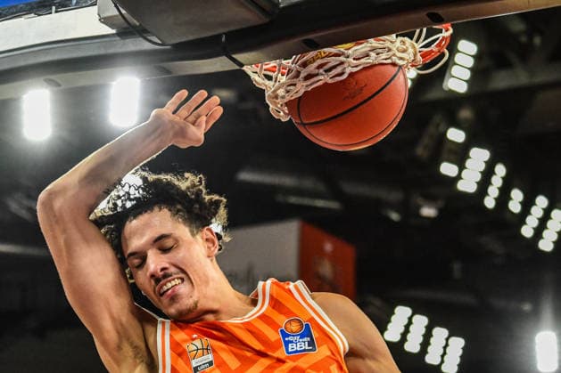 easyCredit BBL Ratiopharm Ulm against Rasta Vechta, Ratiopharm Arena Ulm 13 12 2025 Alec Anigbata ratiopharm Ulm, 21 happy makes the basket Ulm 13 12 2025 10 Matchday easyCredit BBL, Ratiopharm Ulm against Rasta Vechta, Ratiopharm Arena Ulm Copyright: xBEAUTIFULxSPORTS Märklx