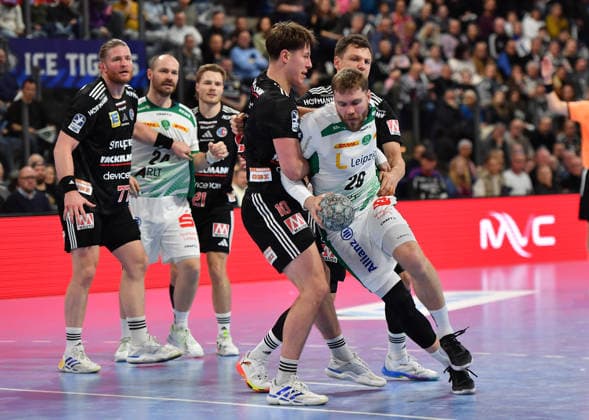 13 12 2025 Handball 1 Bundesliga DAIKIN HBL Season 2024 2025 17 Matchday HC Erlangen Metropolregion Nuremberg HCE SC DHfK Leipzig OGo xOGox Florian Scheerer 10, HC Erlangen HCE William Bogojevic 20, SC DHfK Leipzig