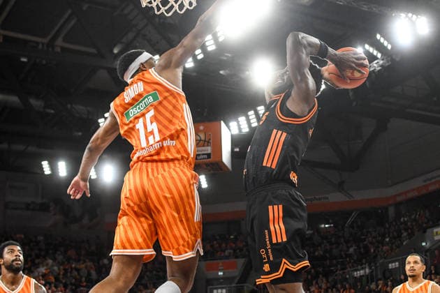 GER, BBL, ratiopharm Ulm vs Rasta Vechta 13 12 2025, ratiopharm arena, Neu Ulm, GER, BBL, ratiopharm Ulm vs Rasta Vechta, pictured Justin Simon Ulm, 15 , TJ Bamba Vechta, 5 nordphotoxGmbHx xHafner nph00200