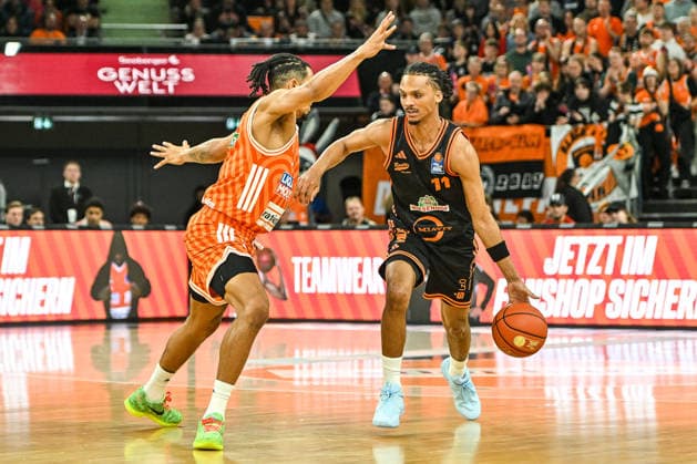 GER, BBL, ratiopharm Ulm vs Rasta Vechta 13 12 2025, ratiopharm arena, Neu Ulm, GER, BBL, ratiopharm Ulm vs Rasta Vechta, pictured Nelson Weidemann Ulm, 0 , Alonzo Verge Vechta, 11 nordphotoxGmbHx xHafner nph00200