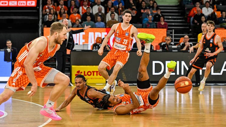 GER, BBL, ratiopharm Ulm vs Rasta Vechta 13 12 2025, ratiopharm arena, Neu Ulm, GER, BBL, ratiopharm Ulm vs Rasta Vechta, pictured Alonzo Verge Vechta, 11 loses the ball against Nelson Weidemann Ulm, 0 nordphotoxGmbHx xHafner nph00200