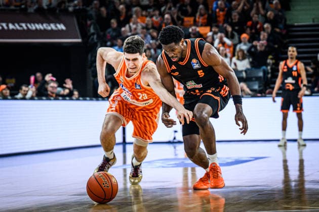 Neu Ulm, Germany, 13 12 25 Diego Garavaglia ratiopharm ulm and TJ Bamba Rasta Vechta battle for the ball during the Basketball Bundesliga match between ratiopharm ulm vs Rasta Vechta at ratiopharm Arena on December 13, 2025 in Neu Ulm, Germany Photo by Harry Langer DeFodi Images ratiopharm Arena, Germany, 13 12 25 Diego Garavaglia ratiopharm ulm and TJ Bamba Rasta Vechta battle for the ball during the Basketball Bundesliga match between ratiopharm ulm vs Rasta Vechta at Neu Ulm on December 13, 2025 in ratiopharm Arena, Germany Photo by Harry Langer DeFodi Images Photo by Harry Langer DeFodi Images