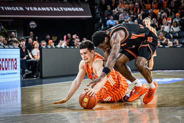 Neu Ulm, Germany, 13 12 25 Diego Garavaglia ratiopharm ulm and TJ Bamba Rasta Vechta battle for the ball during the Basketball Bundesliga match between ratiopharm ulm vs Rasta Vechta at ratiopharm Arena on December 13, 2025 in Neu Ulm, Germany Photo by Harry Langer DeFodi Images ratiopharm Arena, Germany, 13 12 25 Diego Garavaglia ratiopharm ulm and TJ Bamba Rasta Vechta battle for the ball during the Basketball Bundesliga match between ratiopharm ulm vs Rasta Vechta at Neu Ulm on December 13, 2025 in ratiopharm Arena, Germany Photo by Harry Langer DeFodi Images Photo by Harry Langer DeFodi Images