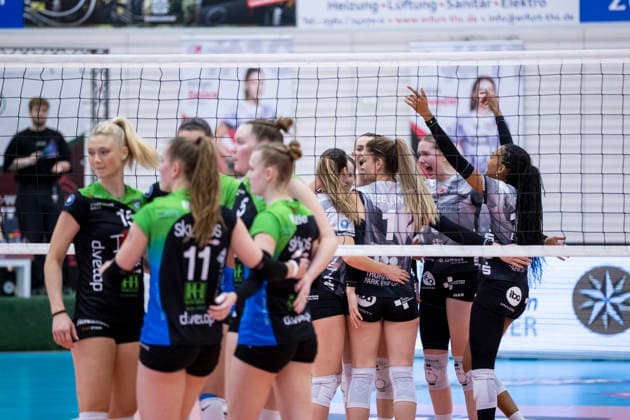 1 Volleyball Bundesliga Women Schwarz Weiss Erfurt vs Skurios Volleys Borken Erfurt 13 12 2025 Cheers, Schwarz Weiss Erfurt back right 1 Volleyball Bundesliga Women Schwarz Weiss Erfurt vs Skurios Volleys Borken Riethsporthalle Erfurt 13 12 2025 Copyright: xBEAUTIFULxSPORTS Duehringx