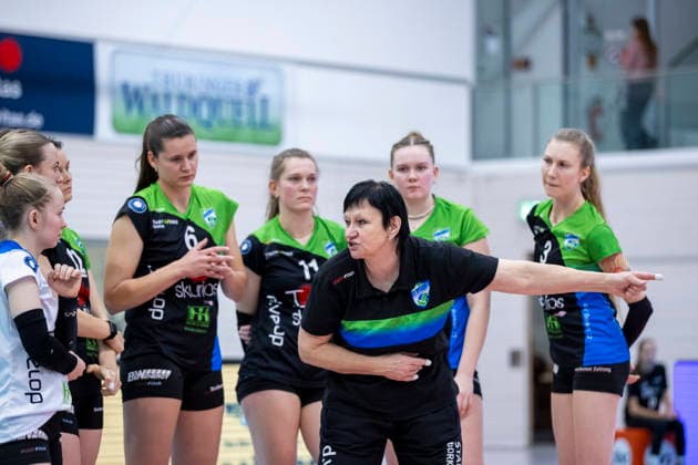 1 Volleyball Bundesliga Women Schwarz Weiss Erfurt vs Skurios Volleys Borken Erfurt 13 12 2025 Danuta Brinkmann Coach Skurios Volleys Borken and team 1 Volleyball Bundesliga Women Schwarz Weiss Erfurt vs Skurios Volleys Borken Riethsporthalle Erfurt 13 12 2025 Copyright: xBEAUTIFULxSPORTS Duehringx