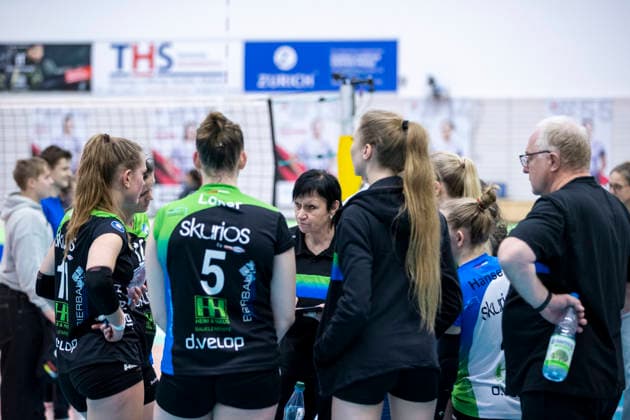 1 Volleyball Bundesliga Women Schwarz Weiss Erfurt vs Skurios Volleys Borken Erfurt 13 12 2025 Danuta Brinkmann Coach Skurios Volleys Borken Center and team 1 Volleyball Bundesliga Women Schwarz Weiss Erfurt vs Skurios Volleys Borken Riethsporthalle Erfurt 13 12 2025 Copyright: xBEAUTIFULxSPORTS Duehringx