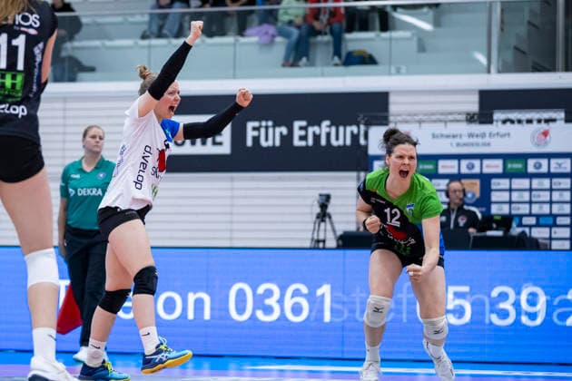 1 Volleyball Bundesliga Women Schwarz Weiss Erfurt vs Skurios Volleys Borken Erfurt 13 12 2025 Ditte Kjær Hansen 4 Skurios Volleys Borken left and Fabienne Coenders 12 Skurios Volleys Borken right 1 Volleyball Bundesliga Women Schwarz Weiss Erfurt vs Skurios Volleys Borken Riethsporthalle Erfurt 13 12 2025 Copyright: xBEAUTIFULxSPORTS Duehringx