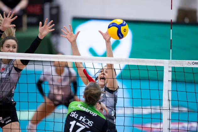 1 Volleyball Bundesliga Women Schwarz Weiss Erfurt vs Skurios Volleys Borken Erfurt 13 12 2025 Kinga Szücs 10 Schwarz Weiss Erfurt vs Liza Kastrup 17 Skurios Volleys Borken 1 Volleyball Bundesliga Women Schwarz Weiss Erfurt vs Skurios Volleys Borken Riethsporthalle Erfurt 13 12 2025 Copyright: xBEAUTIFULxSPORTS Duehringx