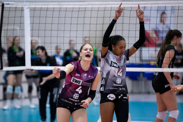 1 Volleyball Bundesliga Women Schwarz Weiss Erfurt vs Skurios Volleys Borken Erfurt 13 12 2025 Cheers, Lotte Goertz 4 Schwarz Weiss Erfurt and Alianza Darley 14 Schwarz Weiss Erfurt right 1 Volleyball Bundesliga Women Schwarz Weiss Erfurt vs Skurios Volleys Borken Riethsporthalle Erfurt 13 12 2025 Copyright: xBEAUTIFULxSPORTS Duehringx