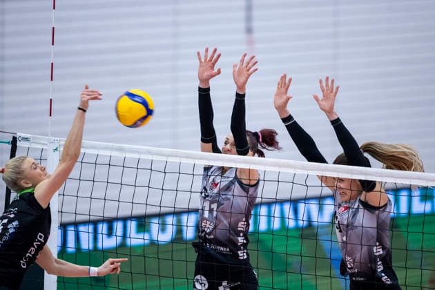 1 Volleyball Bundesliga Women Schwarz Weiss Erfurt vs Skurios Volleys Borken Erfurt 13 12 2025 Madleen Piest 15 Skurios Volleys Borken vs Isabel Kova i 11 Schwarz Weiss Erfurt center and Alina Zellin 1 Schwarz Weiss Erfurt right 1 Volleyball Bundesliga Women Schwarz Weiss Erfurt vs Skurios Volleys Borken Riethsporthalle Erfurt 13 12 2025 Copyright: xBEAUTIFULxSPORTS Duehringx