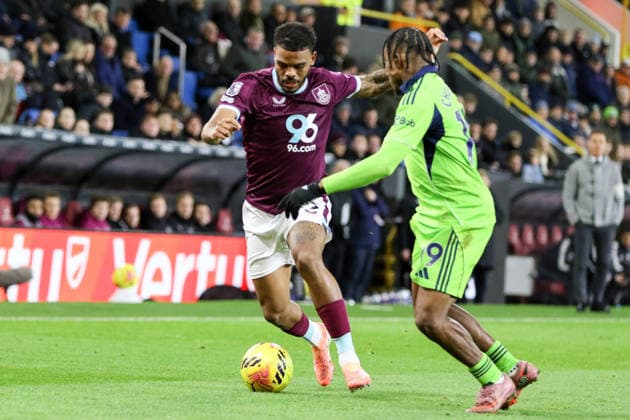 Lyle Foster (9 Burnley) controls the ball during the Premier League match between Burnley and Fulham at Turf Moor in Burnley, England on December 13th 2025. Copyright: xSeanxChandlerx xSPPx Sportspressphoto_SPR73120
