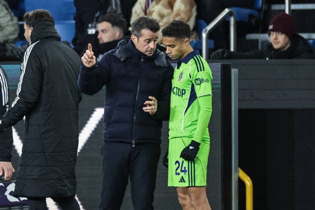 Premier League Burnley v Fulham Marco Silva manager of Fulham gives instruction to Joshua King of Fulham as he prepares to come on during the Premier League match Burnley vs Fulham at Turf Moor, Burnley, United Kingdom, 13th December 2025 (Photo by Mark Cosgrove News Images) Burnley Turf Moor Lancashire United Kingdom Copyright: xMarkxCosgrove NewsxImagesx